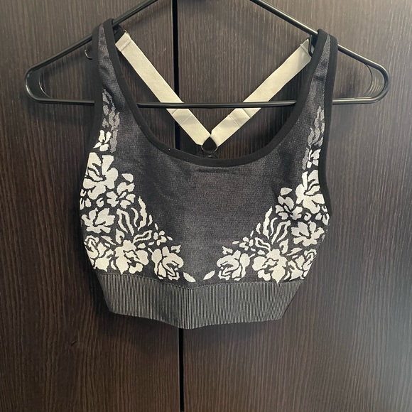 Fabletics seamless black floral jacquard set. Large top, medium bottom - Picture 3 of 5